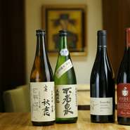 以前、日本酒専門店で鍛えた目利きを活かして、4つの蔵元からスッキリとした辛口をメインに、それぞれ3〜4銘柄を厳選。ソムリエ資格を持つ女性スタッフもおり、ワインとのペアリングも楽しむことができます。
