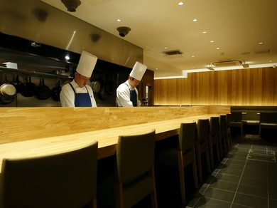 カウンターや壁に木を多用した、明るくナチュラルな店内