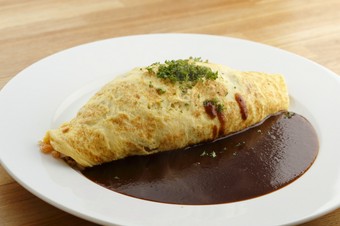 ビターなデミグラスソースでワインにも合う『オムライス』