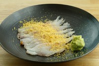 塩で軽く締めた活グジは、ほどよい弾力に、まったりと舌に絡みつくような旨味も濃厚。これでもかというほど贅沢にトッピングしたパウダー状のからすみで塩味を、静岡の本わさびで香りを加えた独創的な一品。
