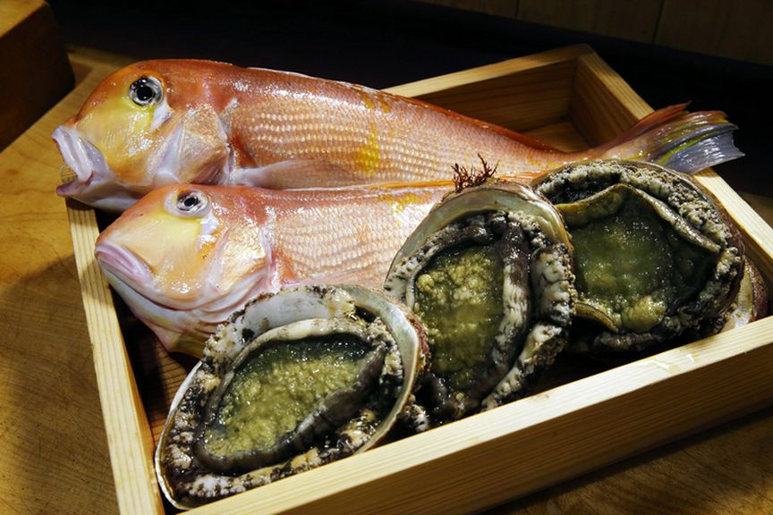 近畿を中心に世界中から集められた厳選食材