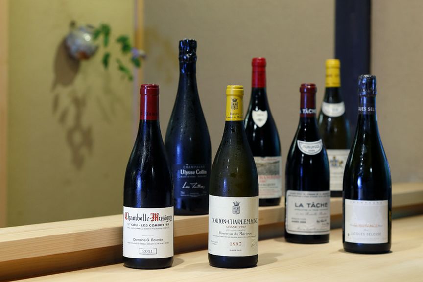 炭火の香りをさらに高めるワインが充実