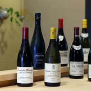 ソムリエの資格も持つ店主。グラスでシャンパンや赤・白のワインをいただけるほか、ラ･ターシュやジュヴレ･シャンベルタンなどの銘ワインも。もちろん日本酒もこだわりの逸品が数多くそろいます。