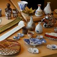 鯉江良二、坪島圡平、加藤静允、デレック･ラーセン…。現代の陶芸家を応援しないと100年後にいい器が残らないという思いから酒器やお皿などは独自性のある現代作家のものを使い、料理を華やかに演出。