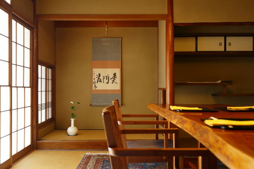 奥庭を望みながらゆっくりとくつろぐ個室