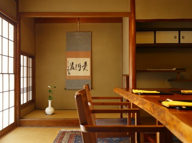 奥庭を望みながらゆっくりとくつろぐ個室