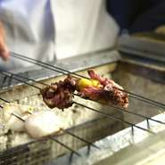 火入れ加減で食材の表情が変わります。スペインのバスク地方に、名店の炭火焼きを食べに訪れるなど、今も焼きを追及しています。味を変える仕上げの火入れは、食材の可能性を広げます。