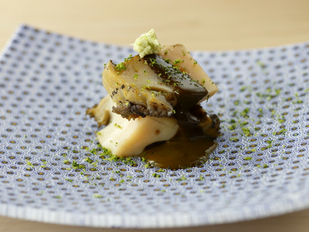 スッと歯が通るほど柔らかな『あわびの柔らか煮の軽い炙り』