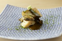 スッと歯が通るほど柔らかな『あわびの柔らか煮の軽い炙り』