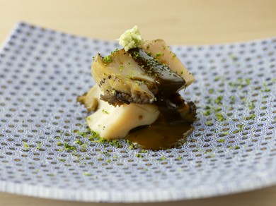 スッと歯が通るほど柔らかな『あわびの柔らか煮の軽い炙り』