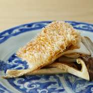 若狭ぐじとして京で珍重されてきた若狭の甘鯛。身は昆布締めをしてから、オイルでじっくりと低温調理した後にさっと炙ることで香ばしくふわふわに。皮は揚げてパリパリ。仕上げに骨からとった出汁のあんをかけて。