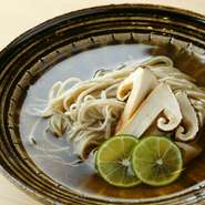 趣味が高じて打つようになった蕎麦。福井県の丸岡のそば粉を中心に少しのセモリナ粉とそば茶を加えて打たれた蕎麦は香り高い。季節の食材と合わせた冷やかけ蕎麦で味わいます。本日は焼き松茸とすだちで。