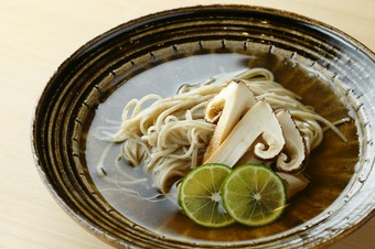 趣味ではじめたという締めに出される蕎麦も絶品