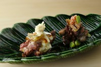 左の胸肉の塩焼きは、焼いてからすっぽんの出汁で炊いたごぼうとネギを添えて。上のすっぽんの皮煎餅がアクセントに。右のもも肉と肝のたれ焼きは、赤ワインと山椒の実が加えられたタレがコクを与えます。