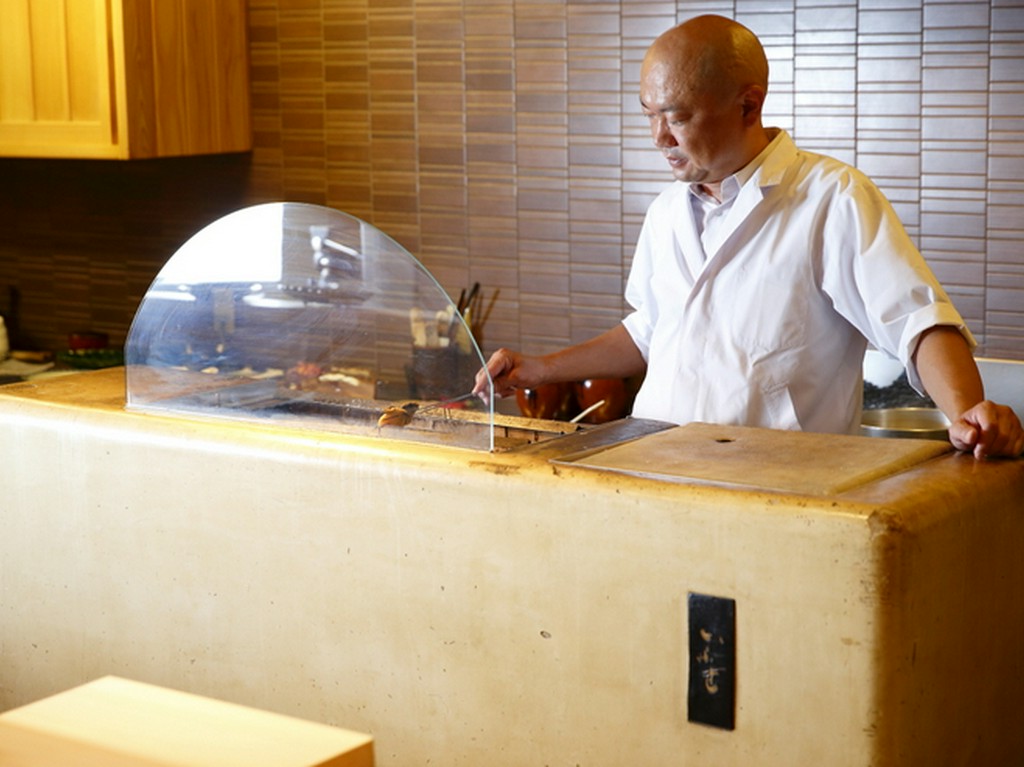 板場の中央に佇む店の顔ともいうべき焼き場