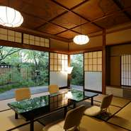 25帖から4.5帖まで、大小合わせて全7室の部屋があります。緑豊かな庭園に心惹かれる大広間や、流水紋の天井が目を引く中広間、静寂感に包まれた石庭など、四季の移ろいを愛でながら寛ぐことができます。