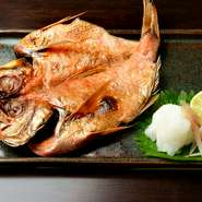 自慢の『もつ鍋』には近畿圏の畜産農家直送の新鮮な黒毛和牛を使用。魚や野菜も国産にこだわり、毎朝仕入れています。店主が近海で釣り上げたイキのいい魚がメニューに上ることも。
