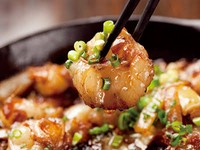 自慢の和牛ホルモンを秘伝の甘辛ダレに漬け込んだ和牛ホルモン鉄板焼がメインの全6品。