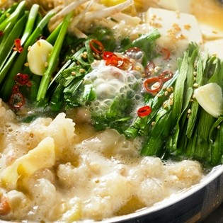 半日かけてじっくり煮込んだスープでつくる『塩もつ鍋』