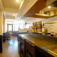 居酒屋でありながら、カフェのようなナチュラルな雰囲気の中で落ち着いてお酒と食事を愉しんでいただけるお店です。BGMもリクエストにお応えしておりますのでお気軽にお声がけください。