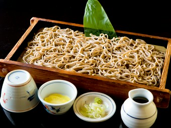 人気メニューの『太打ち板そば』は惣右エ門流の「田舎そば」