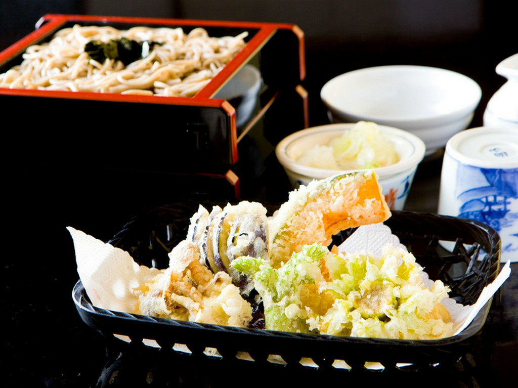 こしのある細めのそばと天ぷらの相性が抜群の『天ざるそば』