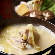 比内地鶏のガラをベースに、お野菜とじっくり煮込み手間ひまをかけ、仕上げた自慢の逸品です。