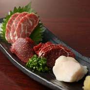 本場熊本を代表する馬刺しの中でも最高級クラスのものを買い付けています。味わいのみならず、こだわり抜かれたのは極限にまで高められた鮮度。霜降り刺し、赤身刺し、たてがみ刺しを九州の甘口醤油でいただきます。