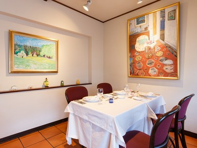 絵画が飾られたギャラリーのような店内