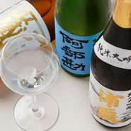 酒蔵が多く、いいお酒がそろう塩釜。【シェヌー】の料理は魚介をたくさん使うだけに、ワインはもとより日本酒とも相性がいいです。ワインもそろえていますが、日本酒とのペアリングにもチャレンジしてみてください。