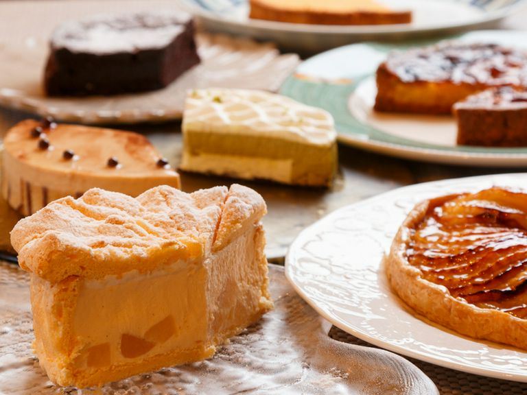 10種ほどのケーキが並ぶデザートワゴン