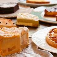 食後のデザートは10種ほど用意されたケーキから3種をチョイス。レモンタルト、焼きバナナのタルト、クラシックショコラなど、焼き菓子や生菓子があります。お持ち帰り用の焼き菓子も販売しています。