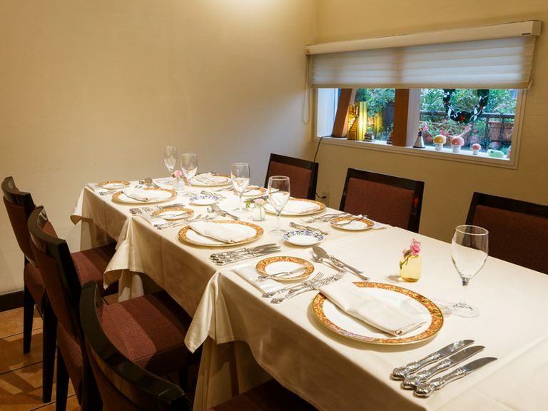 川沿いに面した6〜8名の個室