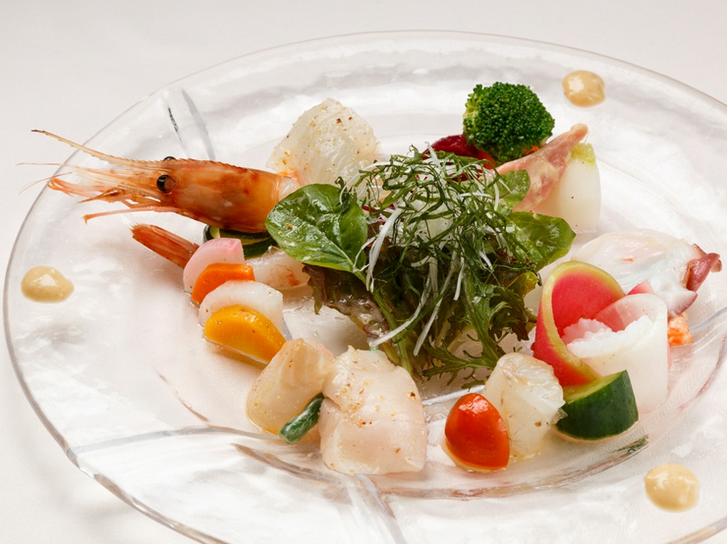 地元の恵みを閉じ込めたスペシャリテ『三陸の幸サラダ“千賀の浦”』