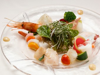 地元の恵みを閉じ込めたスペシャリテ『三陸の幸サラダ“千賀の浦”』