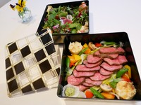 前菜・メインの二段重です。一名様追加事に+5000円となります。
※事前のご予約が必要となります※

前菜　　：オマール海老のサラダ
メイン　：仙台牛のロースト