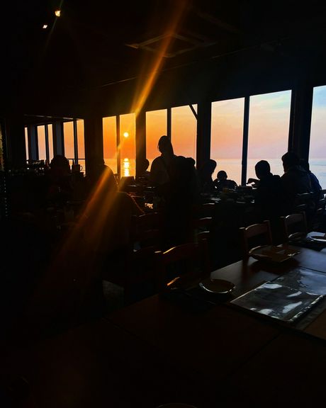 淡路島西海岸の夕日の絶景を眺めてロマンチックな時間を