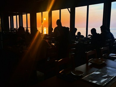 淡路島西海岸の夕日の絶景を眺めてロマンチックな時間を