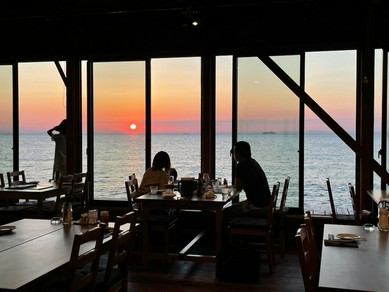 目の前に広がる瀬戸内海。絶景の青い海と美しいサンセット