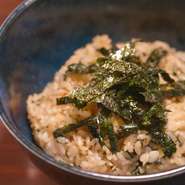 自家製ダレと韓国のりを絡めた混ぜご飯。香ばしさがクセになる！