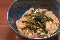自家製ダレと韓国のりを絡めた混ぜご飯。香ばしさがクセになる！