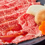 淡路牛の特選上ロースを焼きすきで堪能できる最高の贅沢メニュー！
割り下は自家製。北坂たまごにつけて召し上がれ♪