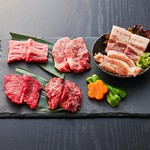 国産牛上ロース、淡路牛カルビ、淡路牛モモ肉、特選ハラミ、神戸ポーク、淡路どりもも肉の盛り合わせ！