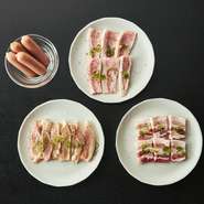 豚バラ 塩・タレ（神戸ポーク）770円/トントロ 塩・タレ（神戸ポーク）770円/淡路どり もも肉 塩・タレ 715円/あらびきウィンナー 390円/焼き野菜盛り合せ 440円/淡路島玉ねぎ 440円　ハーフ 220円