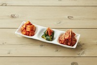 キムチ三種盛り 715円/キムチ各種(白菜・大根・きゅうり)各420円/夢ホルサラダ 770円 ハーフ 550円/つつみ菜 390円