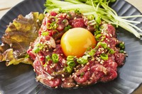 淡路牛ローストビーフユッケ 1320円/もやしナムル 385円/韓国のり 250円/チャンジャ 440円