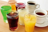 コーラ　ジンジャエール　サイダー　メロンソーダ　カルピス　オレンジジュース　ウーロン茶　炭酸水　コーヒー（Hot/Ice）　紅茶（Hot/Ice）

※ドリンク単品￥330