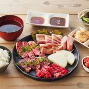 内容：淡路牛カルビ・ハラミ・神戸ポークプレミアム・淡路どりもも肉・国産牛白モツ・テッチャン・あらびきウィンナー・野菜盛り合せ