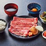 淡路牛の特選上ロースを焼きすきで堪能できる最高の贅沢セット
割り下は自家製!北坂たまごにつけて召し上がれ♪
300gに変更可能(¥5990)