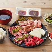 内容：淡路牛カルビ・淡路牛薄切りカルビ・淡路牛モモ肉・神戸ポークプレミアム・白モツ・テッチャン・あらびきウィンナー・淡路島玉ねぎ